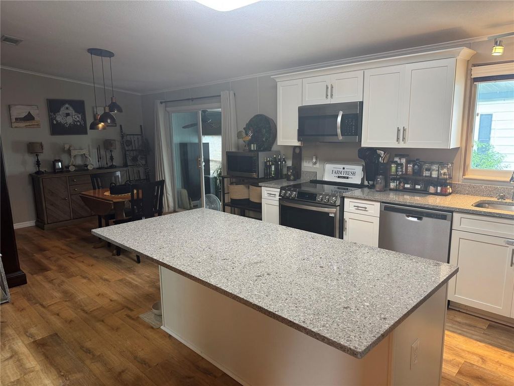 Image 5 of property listing at 1001 STARKEY ROAD 310, Largo, FL 33771