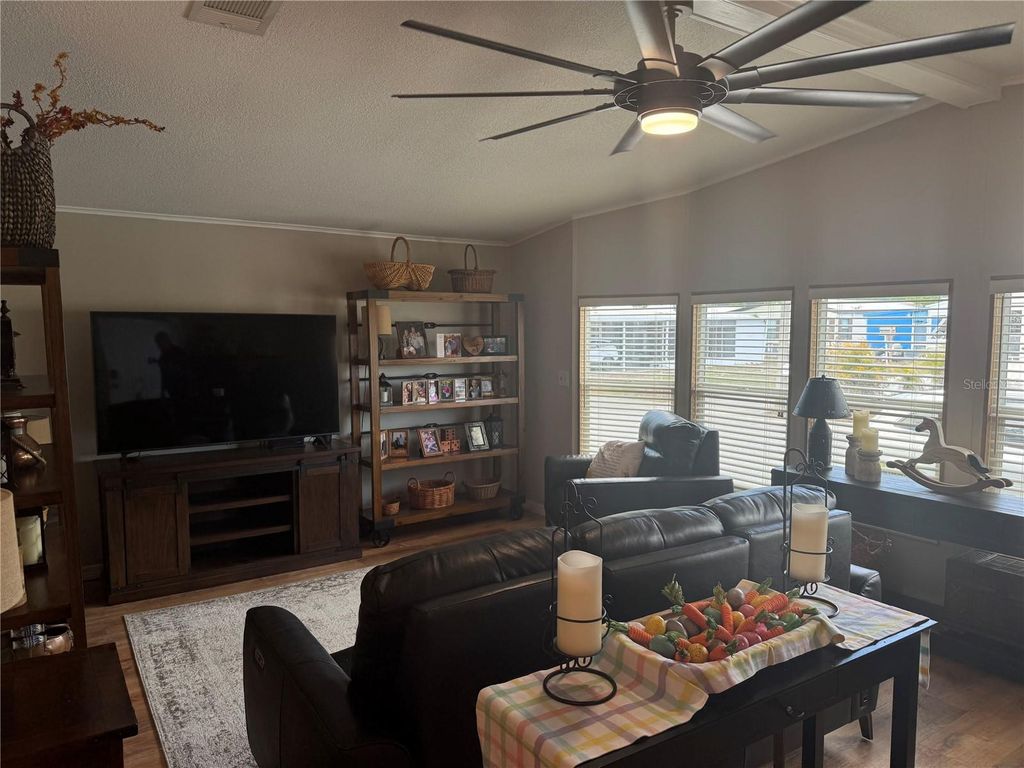 Image 8 of property listing at 1001 STARKEY ROAD 310, Largo, FL 33771