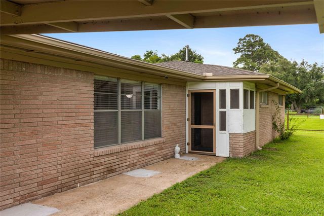 110 Mustang Drive, Alvin, TX 77511