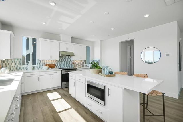 2388 Stanford Street, Alameda, CA 94501
