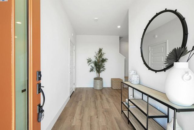 2388 Stanford Street, Alameda, CA 94501