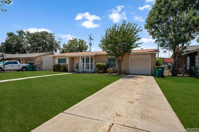 121 Rosewood, Universal City, TX 78148