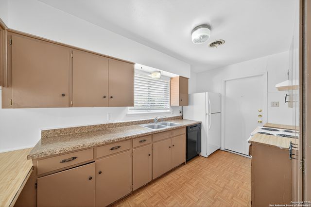 121 Rosewood, Universal City, TX 78148