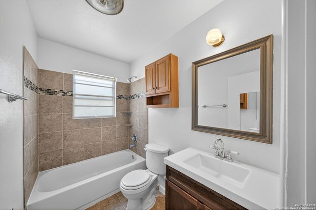 121 Rosewood, Universal City, TX 78148