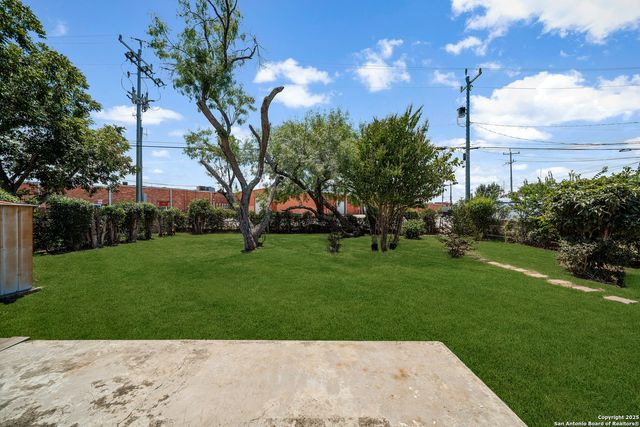 121 Rosewood, Universal City, TX 78148