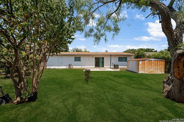 121 Rosewood, Universal City, TX 78148