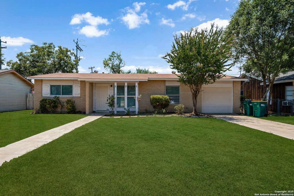 121 Rosewood, Universal City, TX 78148