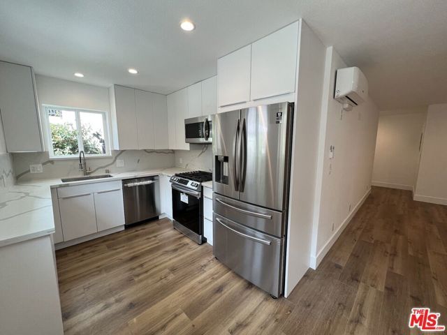 21 Voyage Street, Los Angeles, CA 90292