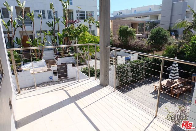 21 Voyage Street, Los Angeles, CA 90292