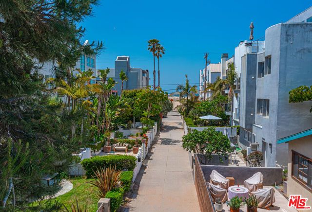 21 Voyage Street, Los Angeles, CA 90292