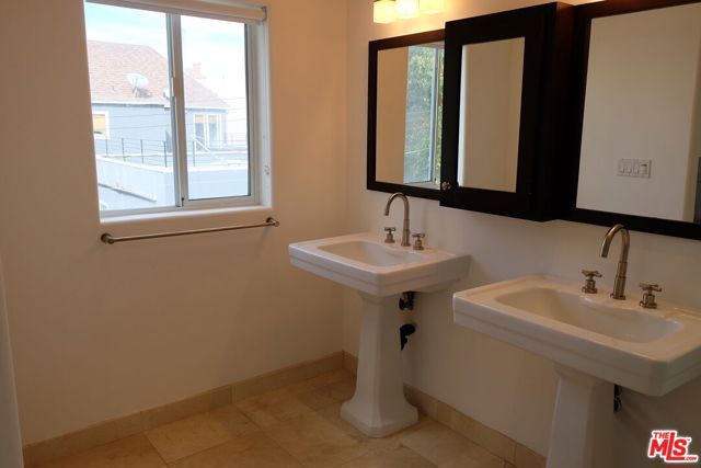 21 Voyage Street, Los Angeles, CA 90292