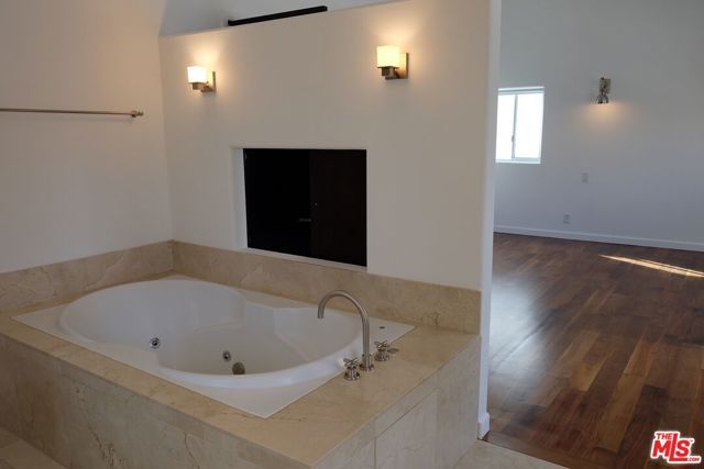 21 Voyage Street, Los Angeles, CA 90292