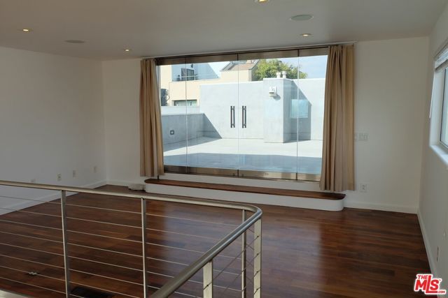 21 Voyage Street, Los Angeles, CA 90292