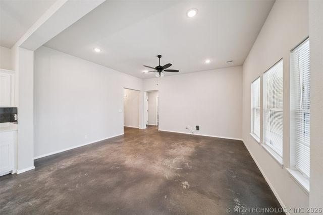 215 N Broadway Street, Skiatook, OK 74070