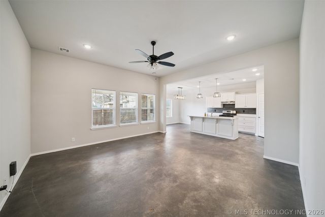 215 N Broadway Street, Skiatook, OK 74070