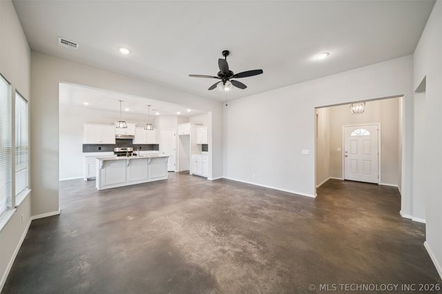 215 N Broadway Street, Skiatook, OK 74070