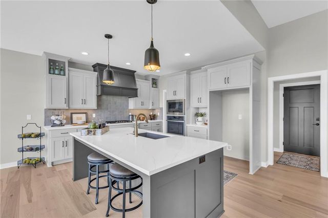 9282 Pickering Street, Lenexa, KS 66227