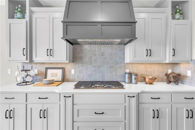 9282 Pickering Street, Lenexa, KS 66227