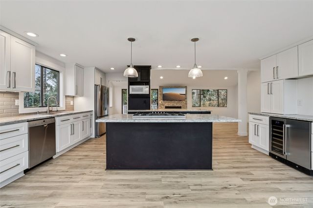 7033 NE 148th Place, Kenmore, WA 98028