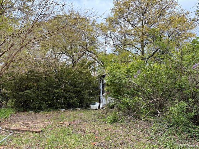 2695 Gary Avenue, Brighton, MI 48114