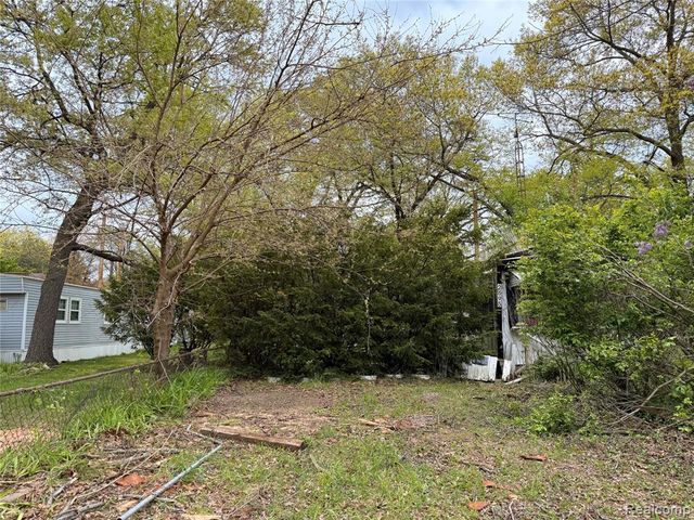 2695 Gary Avenue, Brighton, MI 48114