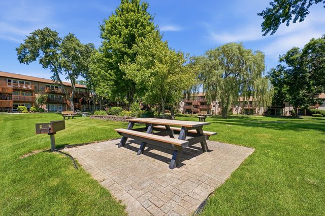 4439 Arbor Circle 1, Downers Grove, IL 60515