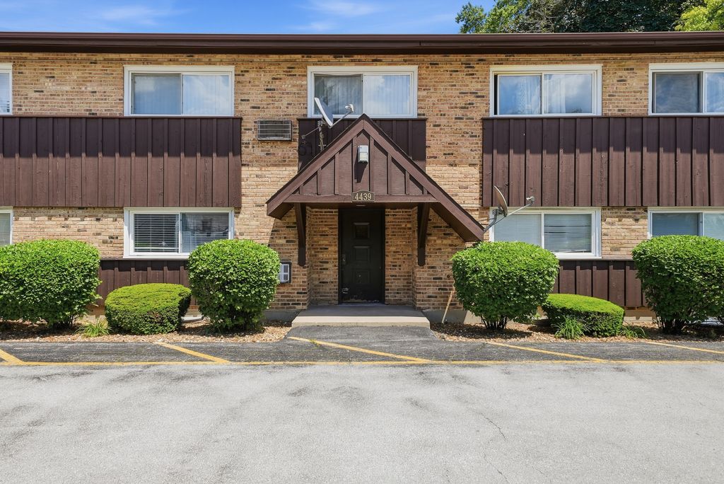 4439 Arbor Circle 1, Downers Grove, IL 60515
