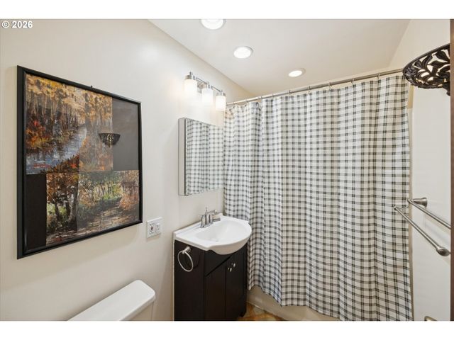 7568 N GILBERT Ave, Portland, OR 97203