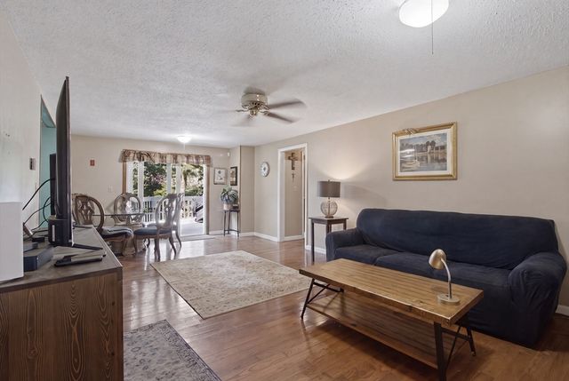 10 Roberta Dr, Wareham, MA 02532