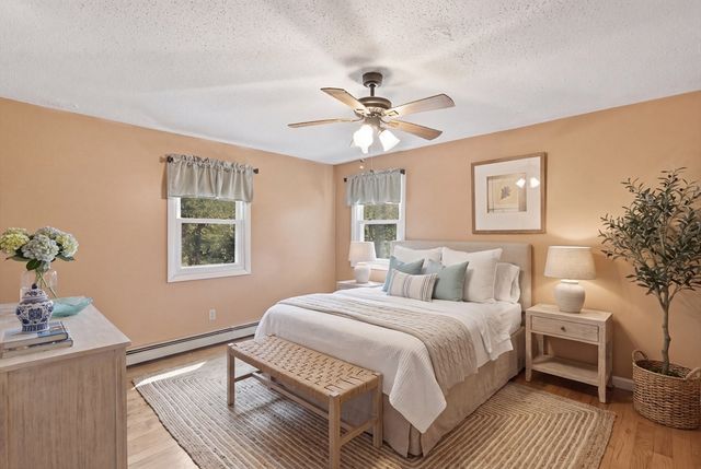 10 Roberta Dr, Wareham, MA 02532