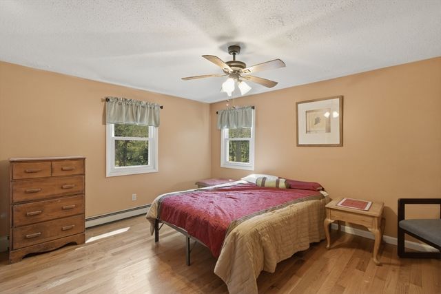 10 Roberta Dr, Wareham, MA 02532