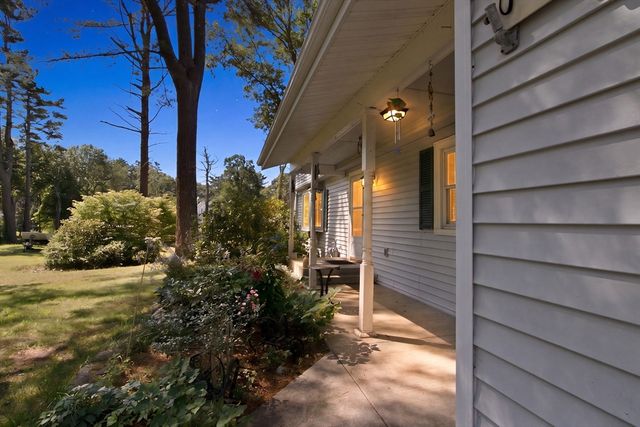 10 Roberta Dr, Wareham, MA 02532