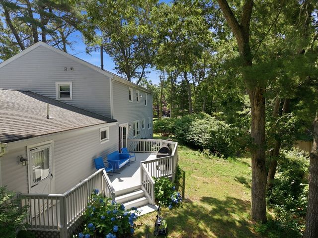 10 Roberta Dr, Wareham, MA 02532