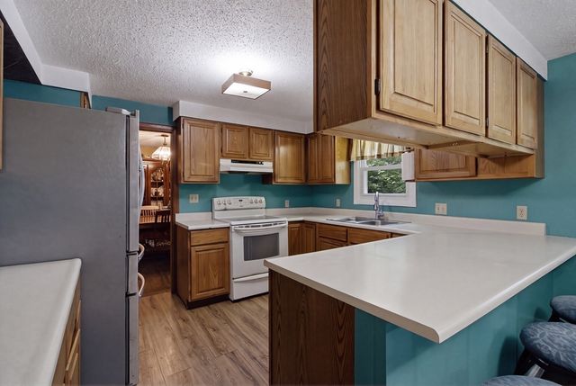 10 Roberta Dr, Wareham, MA 02532