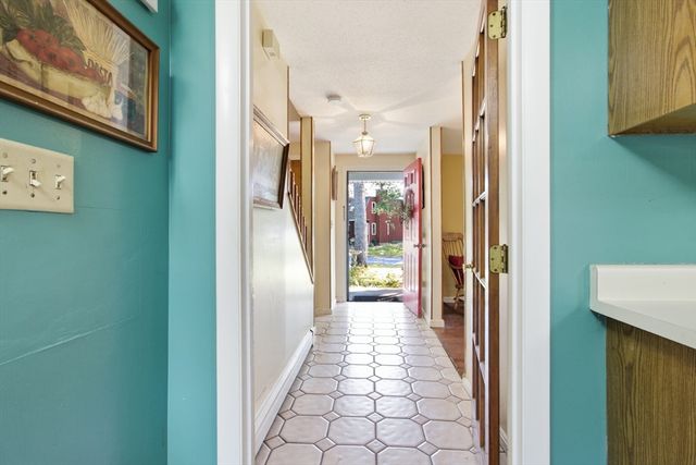 10 Roberta Dr, Wareham, MA 02532