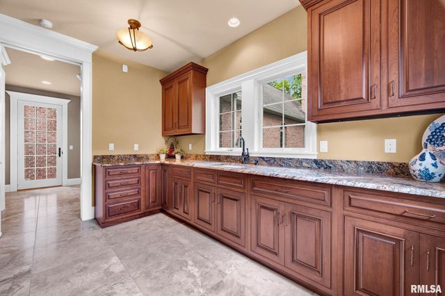 12925 N Woodland Ridge Drive, Dunlap, IL 61525