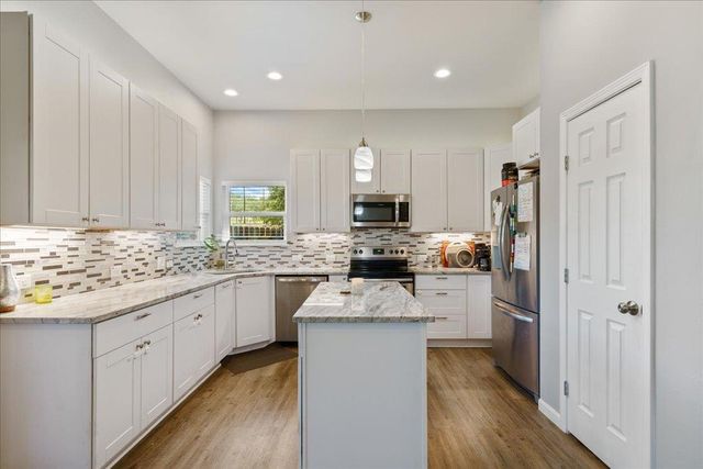 306 Songwood DR, Spicewood, TX 78669