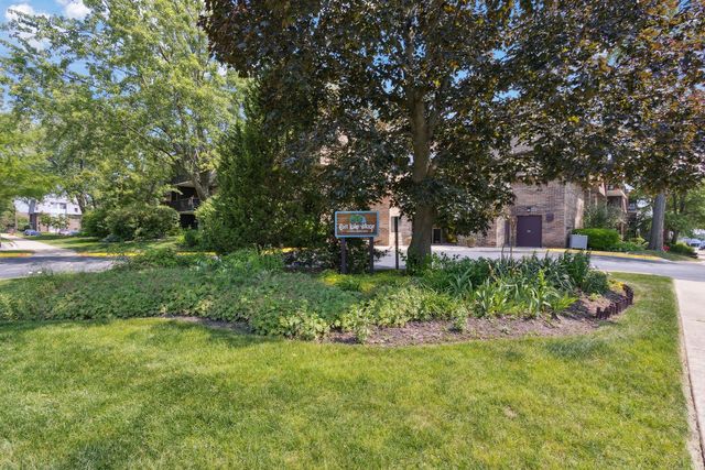907 S Williams Street 206, Westmont, IL 60559
