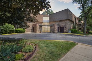 907 S Williams Street 206, Westmont, IL 60559
