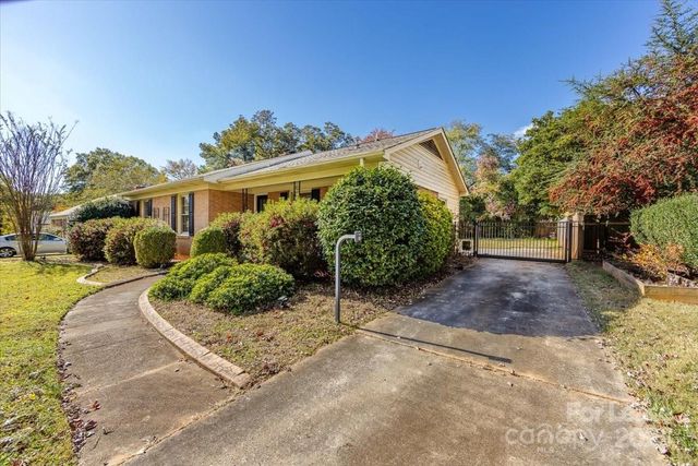 5400 Farmbrook Drive, Charlotte, NC 28210