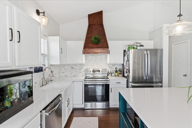 1922 N Beretta Ct, Andover, KS 67002