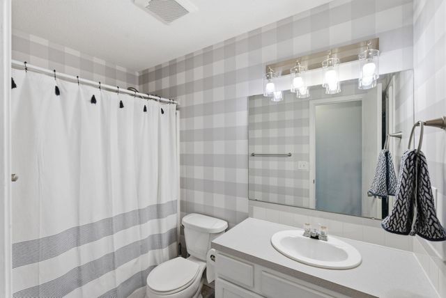 1922 N Beretta Ct, Andover, KS 67002