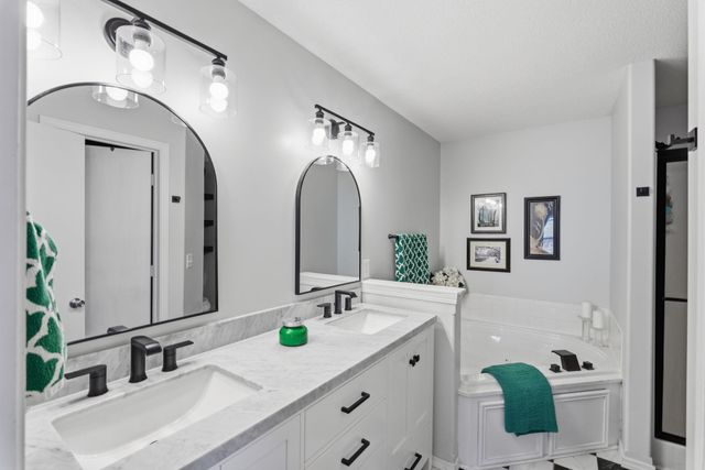 1922 N Beretta Ct, Andover, KS 67002