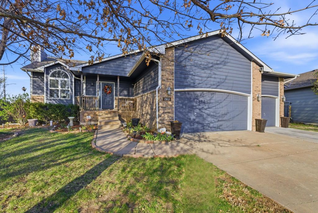 1922 N Beretta Ct, Andover, KS 67002