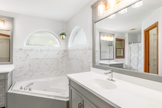 997 S Hampton Court, Aurora, IL 60506