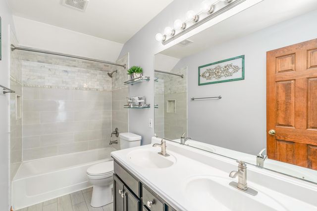997 S Hampton Court, Aurora, IL 60506