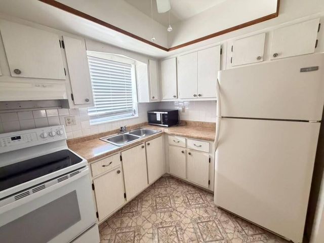 2727 DUDLEY Drive W E, West Palm Beach, FL 33415