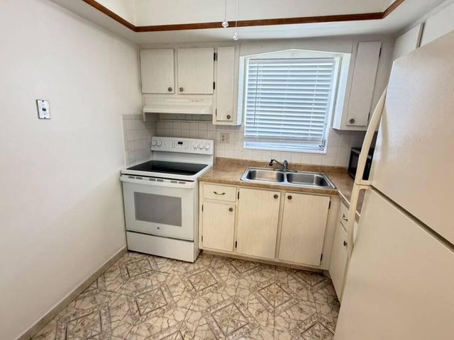 2727 DUDLEY Drive W E, West Palm Beach, FL 33415