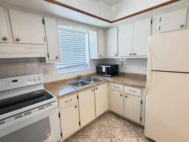 2727 DUDLEY Drive W E, West Palm Beach, FL 33415