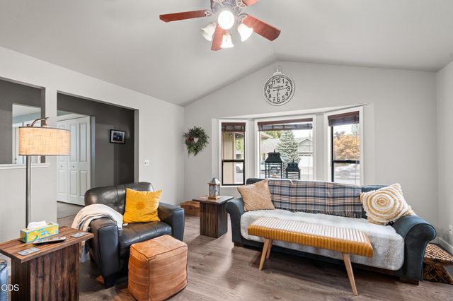 854 Delsie Drive, Grants Pass, OR 97527